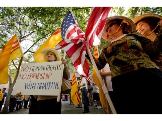 bieu tinh chong ket nghia voi Nha Trang