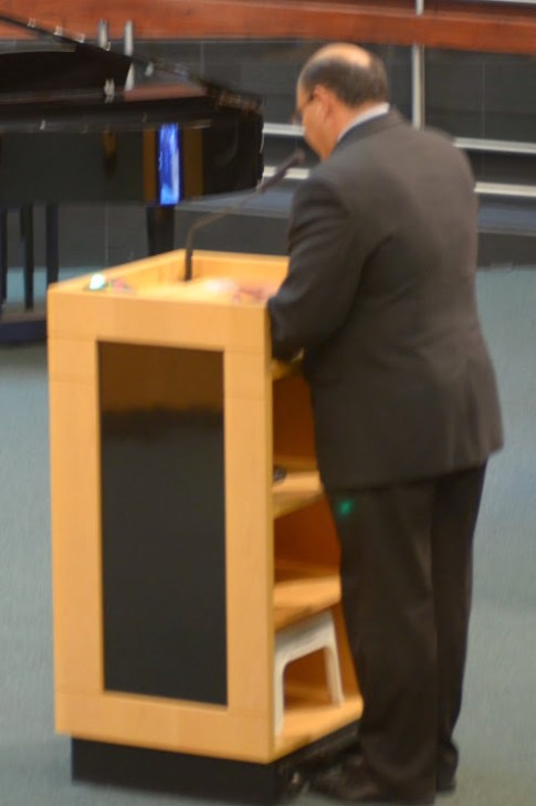 NS Lou Correa Phat bieu