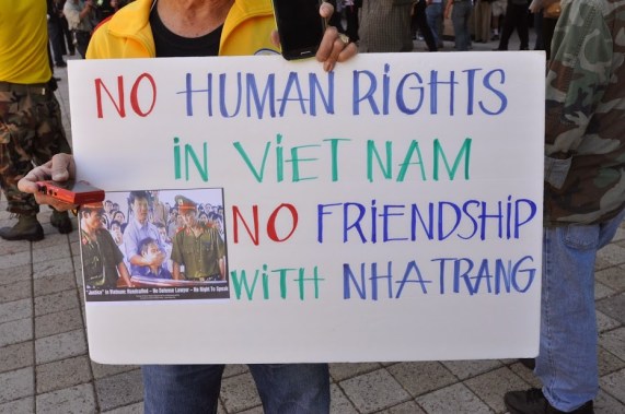 tai tien sảnh Irvine City Hall2